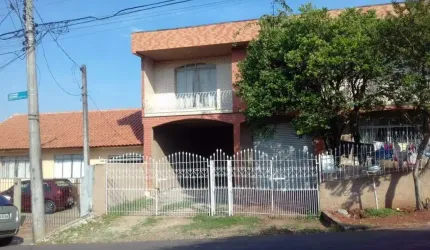 Sobrado de Esquina 253m² de construção e terreno de 360m², no Xaxim - Curitiba, contendo: 03 Quartos sendo 1 suíte