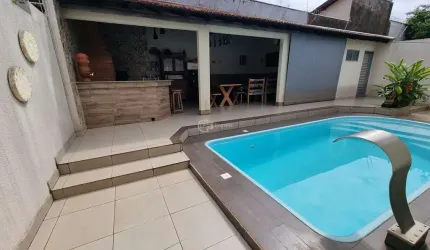Linda casa com área gourmet e piscina