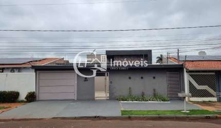 Impecável casa à venda em Campo Grande-MS, na Vila Jacy: 3 suítes, 2 salas, 4 banheiros, 5 vagas de garagem, 162,76 m² de área.