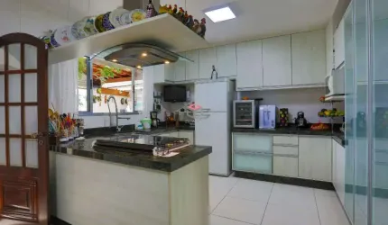 Sobrado com 4 quartos ( 2 suítes) 3 vagas de garagens