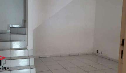 Sobrado com 2 quartos, sala, cozinha, 1 banheiro, 2 vagas de garagem.