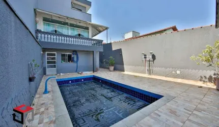 Sobrado amplo com 304m² localizado na Vila Scarpelli em Santo André- SP.