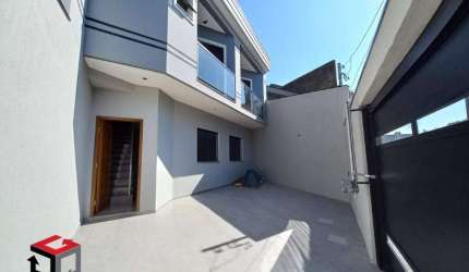 Sobrado novo com 100m² com projeto moderno localizado no Bairro Curuça em Santo André/SP.