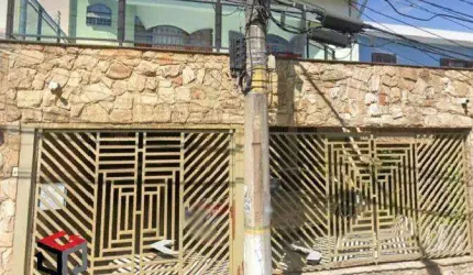 Sobrado com cômodos grandes e espaçosos, terreno 210 m², construção 241 m², imóvel localizado no Bairro Francisco Matarazzo em Santo André/SP.