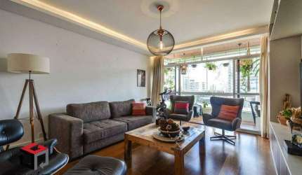 Apartamento de 182m² com elevador, em Moema à venda.