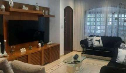 Sobrado de 3 dormitórios, suíte, área gourmet e 2 vagas.