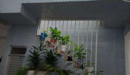 Prédio à venda com 5 apartamentos e 4 vagas de garagem