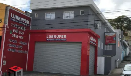 Prédio comercial com 1 salão trifásico de 200m mais 5 salas. Alugados! Pra investidor é ótimo.