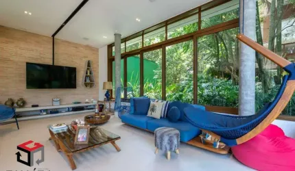 Luxosa casa em condomínio fechado numa ótima localização