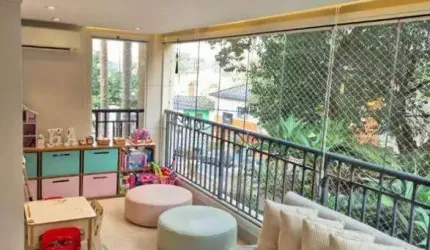 Apartamento em Bosque da Saúde com 136m²