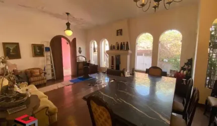 Casa térrea em Vila com Segurança 24h. Duas suítes, sala dois ambientes e 2 vagas.