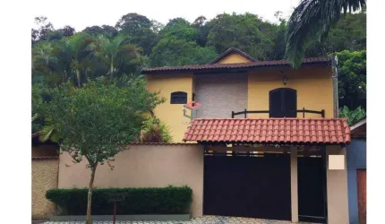 Sobrado com 600m² localizado próximo à Represa Billings, Riacho Grande, em meio à natureza e ar puro!