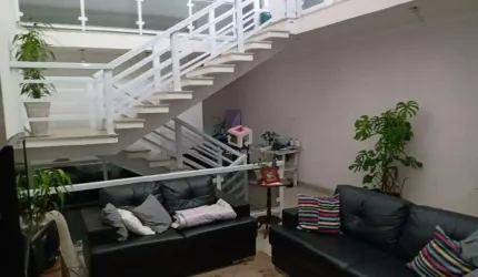 Sobrado com 220 m² localizado no Bairro Guapituba em Mauá/SP.
