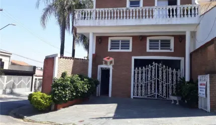 Sobrado amplo com 858m² localizado no Bairro Jordanópolis em São Bernardo do Campo- SP.
