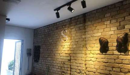 CASA À VENDA - BEM LOCALIZADA - 130M² - 4 QUARTOS, COZINHA, SALA, 3 BANHEIROS ÁREA DE SERVIÇO E VAGA