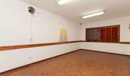 CASA RESIDENCIAL DE 420M² POSSUI SETE DORMITÓRIOS, QUATRO BANHEIROS E TRÊS VAGAS Á VENDA EM POMPÉIA
