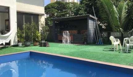Pacaembú - Casa à venda de 520m² com 4 dormitórios sendo suítes e 5 vagas de garagem.