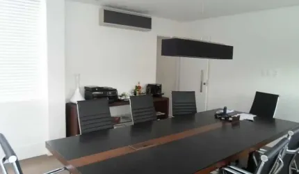 Brooklin - Casa comercial de 145m² com 5 salas, 3 banheiros e 2 vagas de garagem.