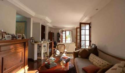 Morumbi - Casa de 308m² com 5 suítes, 2 salas e 4 vagas.