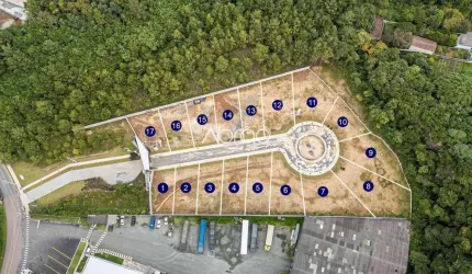 Lotes em condomínio à venda em Santa Felicidade, no Condomínio Canto das Pedras - 302 a 546 m² | Ref. 488