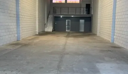 Galpão comercial com 310 m²/ Sistema Trifásico/ Mezanino/ 3 Wc´s/ Jardim Tulipas