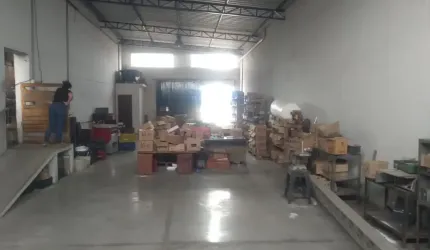 Galpão comercial/ 240 m²/ 2 Wc´s/ Ac. R. Dr. Américo Figueredo