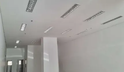 Sala comercial/ 150 m²/ 2 Wc´s/ 5 Vagas/ À 10 min. do Centro/ Aluguel 7.500