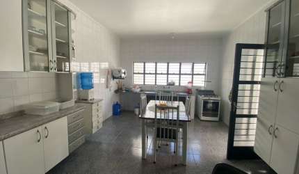 Casa térrea com 750 m² A.T./ 4 Dorm./ Suíte/ Área Gourmet/ Ac. Av. 31 de Março