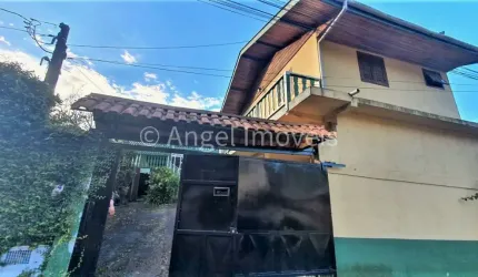 2 CASAS COM ÁREA DE LAZER PRÓXIMO AO CENTRO DA CIDADE