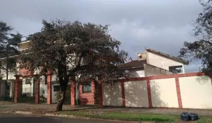 Oportunidade - Excelente sobrado com 410 m2 com uma bela e grande piscina, em ótima localização. Jarim Imperial a uma quadra da Alexandre Rasgulaeff