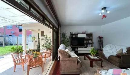 Casa com 4 quartos para alugar na Rua Marquês de Olinda, --, América, Joinville por R$ 8.000