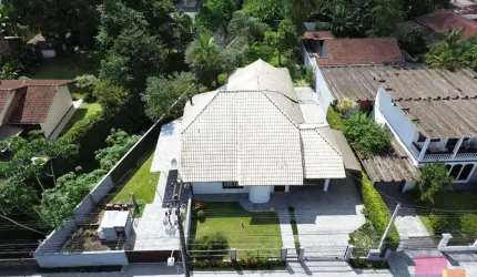 Casa com 3 quartos para alugar na Rua Alceu Koehntopp, --, América, Joinville por R$ 8.900