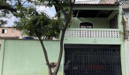 SOBRADO COM PISCINA - LOTE DE 250m²