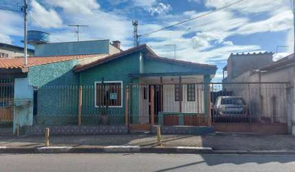 CASA TÉRREA COM AMPLO QUINTAL - REGIÃO CENTRAL