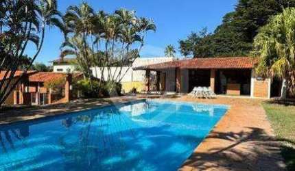 Casa à Venda em estilo Colonial com 4 suites no Condomínio Shangrilá - Excelente localização