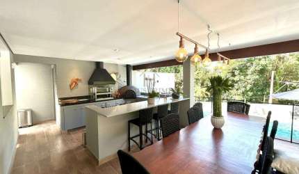 Casa à venda em Cotia, Granja Viana II, com 3 suítes, com 302 m²