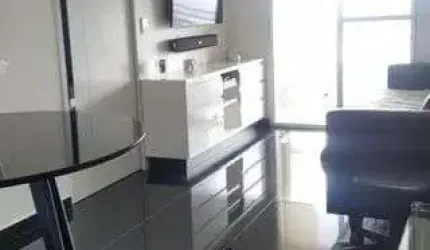Lindo Apartamento com 2 Quartos, 1 Suíte, Sacada Envidraçada com Cortina Rolo An