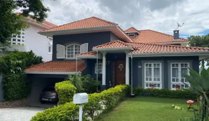 Alphaville 09 - Casa com 345 m², 3 Suítes, 4 Vagas e Lazer com Piscina e Churras