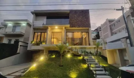 Alphasítio - Casa com 400m², 4 Dorm (4 Suítes), 6 Vagas e Piscina em Santana de