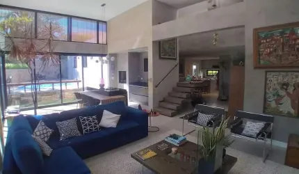 Alphaville 6 - Casa com 270m², 3 Dorm, 2 Vagas, Piscina e Churrasqueira em Santa