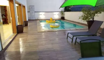 Alphaville 6 - Casa com 450m², 4 Suítes, 4 Vagas, Lareira e Piscina em Santana d