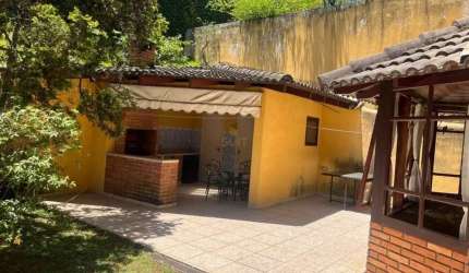 Alphaville 9 - Casa com 400m², 4 Dorm (2 Suítes), 8 Vagas e Piscina em Santana d