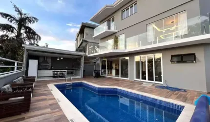 Alphaville 9 - Casa com 428m², 4 Dorm (3 Suítes), Hidro e Área Gourmet em Santan