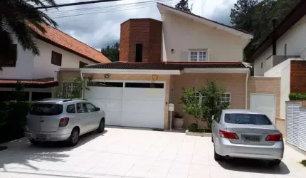 Alphaville 9 - Casa com 302m², 4 Suítes, 4 Vagas, Piscina e Ótima Localização em
