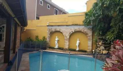 Alphaville 10 - Casa com 400m², 4 Suítes, 3 Vagas e Varanda Gourmet em Santana d