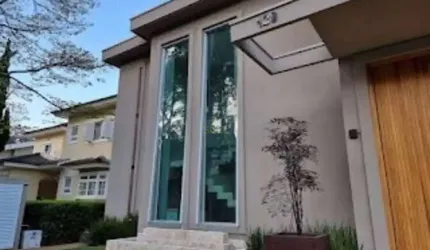 Alphaville 10 - Casa com 760m², 5 Dorm (4 Suítes), 8 Vagas e Varanda Gourmet em