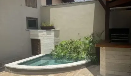 BELISSIMA CASA  NO CENTRO DE BERTIOGA PERTO DA PRAIA.