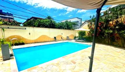 Oportunidade! Casa em Condomínio fechado a poucos metros da Praia.