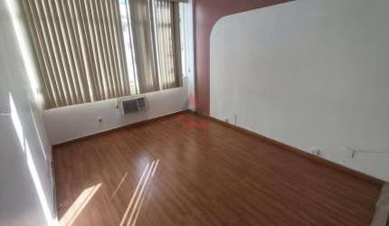 Excelente sala comercial no centro de Juiz de Fora com móveis!