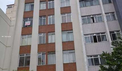 Bom apartamento de um quarto com cozinha-área serviço no centro de Juiz de Fora.